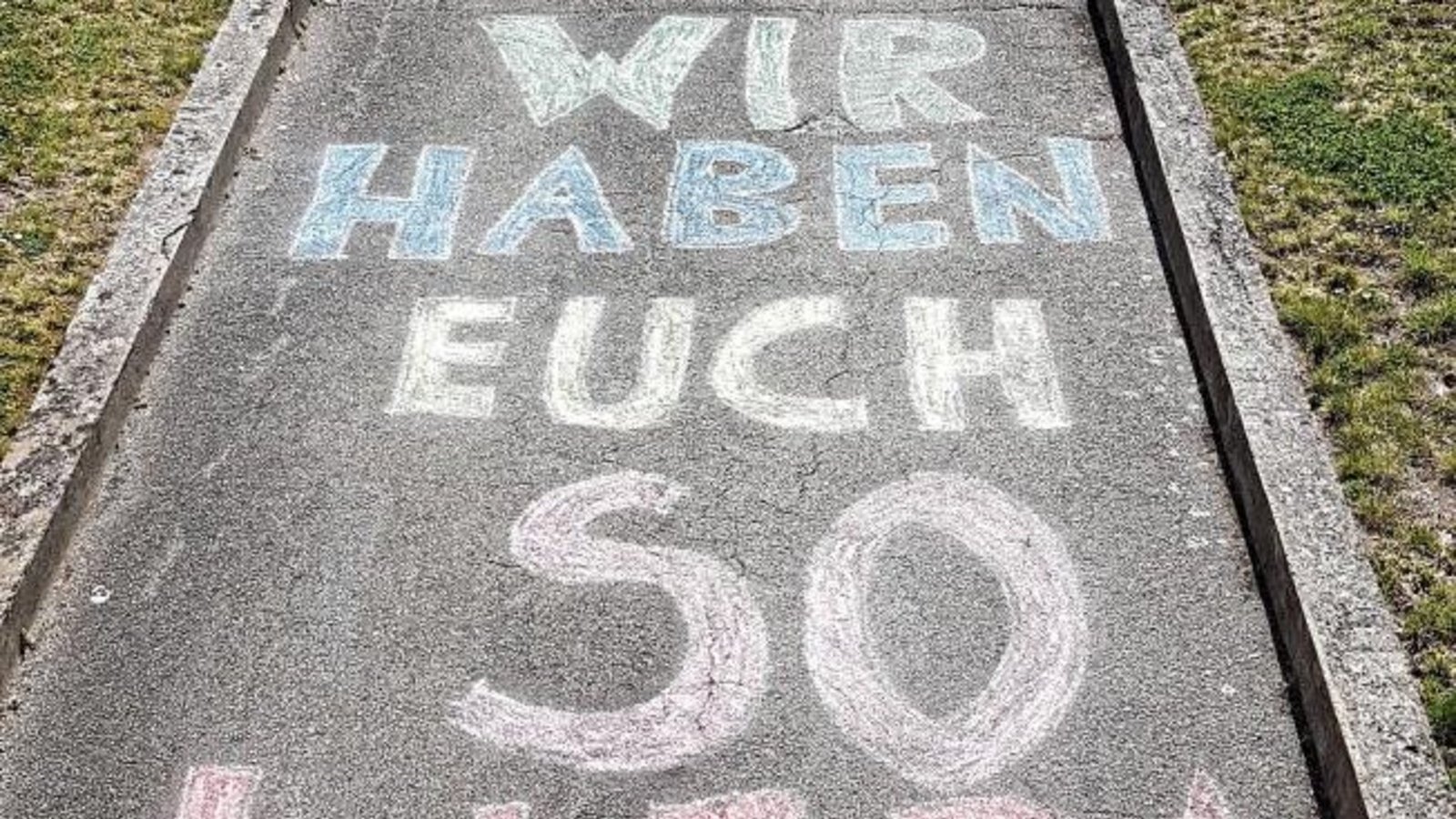 Von dem Gruß der Enkel überrascht. Foto: Schmid