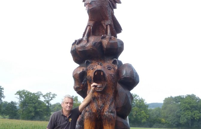 Dieter Binder mit seiner bislang größten Holzskulptur. <span class='image-autor'>Foto: p</span>