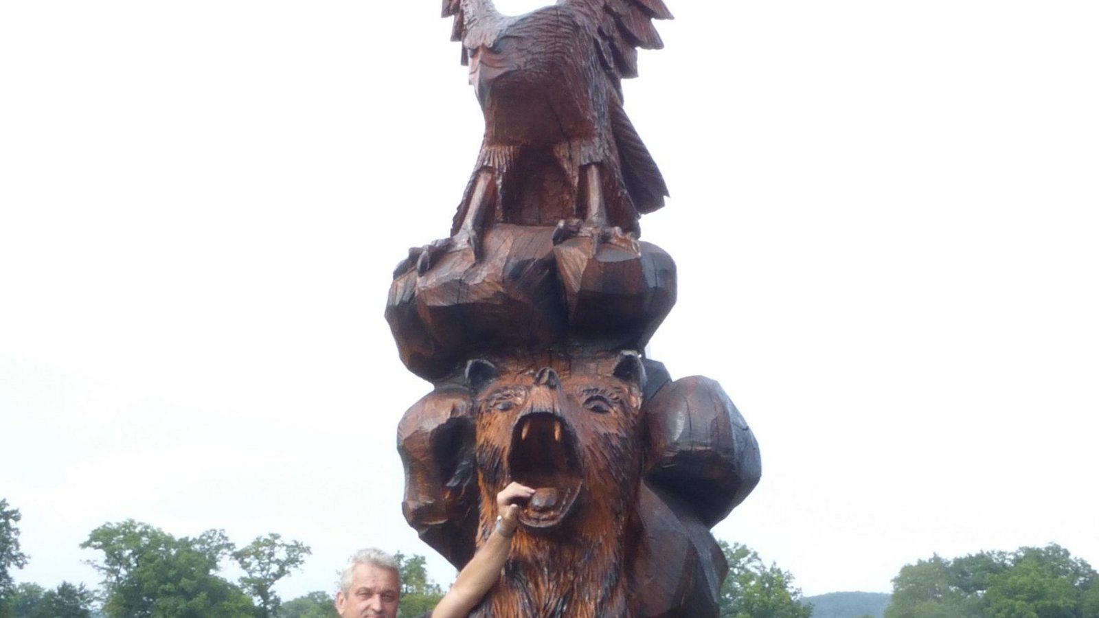 Dieter Binder mit seiner bislang größten Holzskulptur. Foto: p