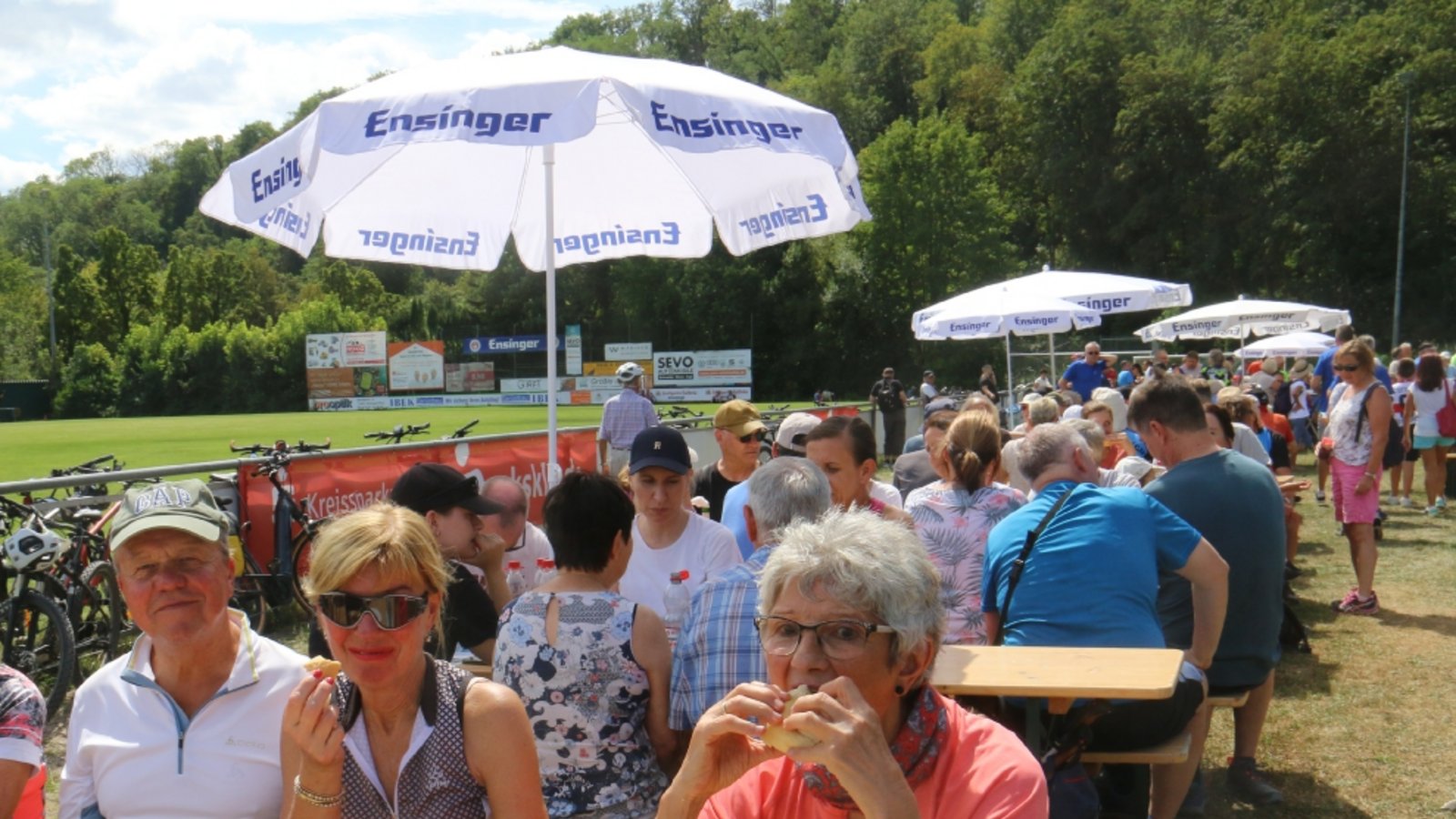 Herta Löwe (re.) schmeckt der vegane Burger. Herta Löwe (re.) schmeckt der vegane Burger.