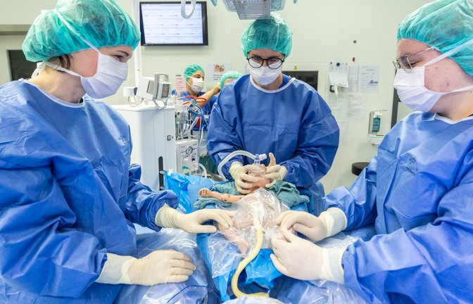 Ein Ärztinnen-Team des RKH-Klinikums stellte die Funktionen und Vorteile des Concord Birth Trolleys mit Hilfe einer Neugeborenen-Simulationspuppe vor.  <span class='image-autor'>Foto: RKH/Benjamin Stollenberg</span>