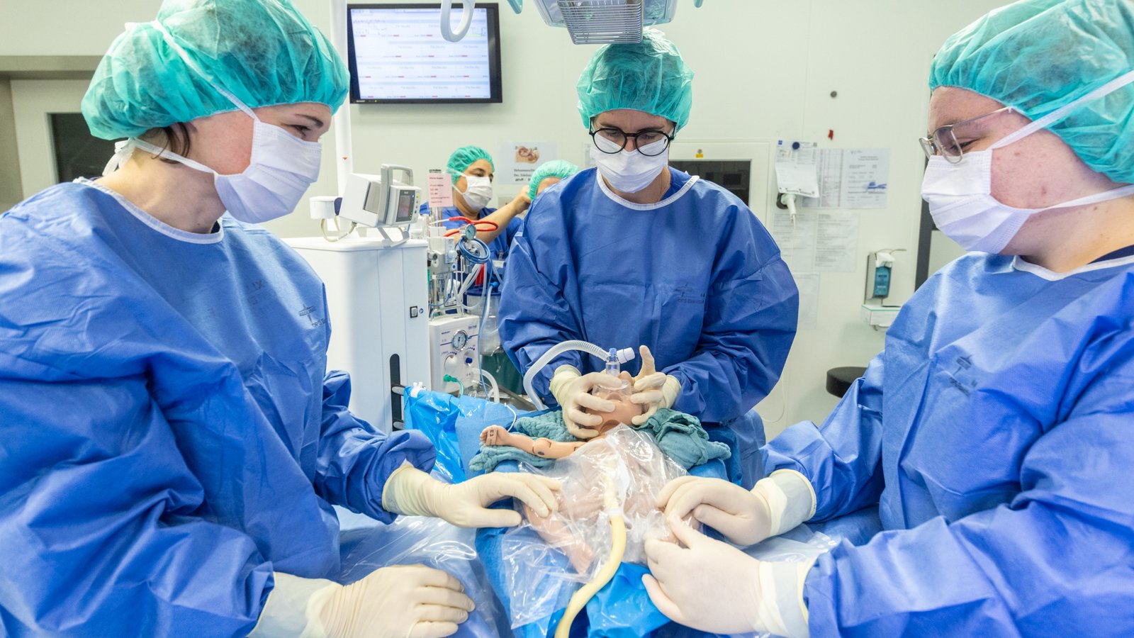 Ein Ärztinnen-Team des RKH-Klinikums stellte die Funktionen und Vorteile des Concord Birth Trolleys mit Hilfe einer Neugeborenen-Simulationspuppe vor. Foto: RKH/Benjamin Stollenberg Ein Ärztinnen-Team des RKH-Klinikums stellte die Funktionen und Vorteile des Concord Birth Trolleys mit Hilfe einer Neugeborenen-Simulationspuppe vor. Foto: RKH/Benjamin Stollenberg