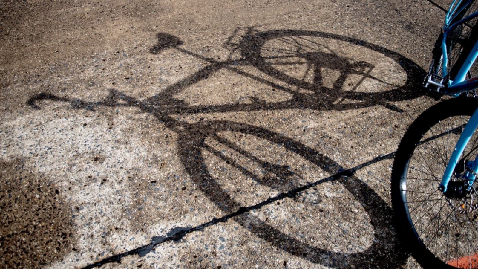 In beiden Fällen waren die Radfahrer in einer Kurve zu weit in die Fahrbahnmitte geraten (Symbolbild).Zacharie Scheurer/dpa-tmn/dpa In beiden Fällen waren die Radfahrer in einer Kurve zu weit in die Fahrbahnmitte geraten (Symbolbild).Zacharie Scheurer/dpa-tmn/dpa