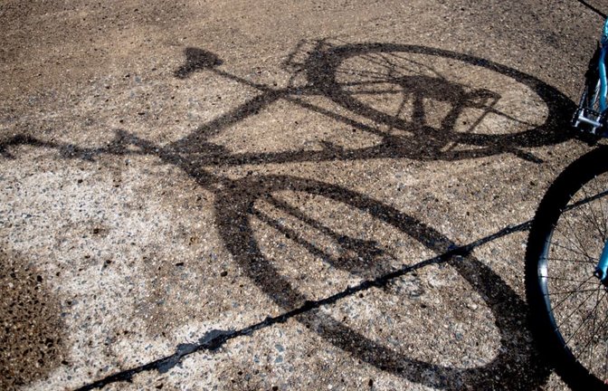 In beiden Fällen waren die Radfahrer in einer Kurve zu weit in die Fahrbahnmitte geraten (Symbolbild).<span class='image-autor'>Zacharie Scheurer/dpa-tmn/dpa</span>