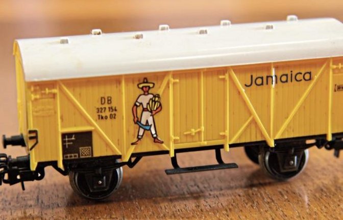 Etwa ein Omen für die Koalitionsverhandlungen? Der Märklin-Güterwaggon mit der Aufschrift „Jamaica“, der unserem Leser Thomas Berberich gehört, ist wohl gelb und schwarz. Doch wo ist das Grün?  Foto: Banholzer