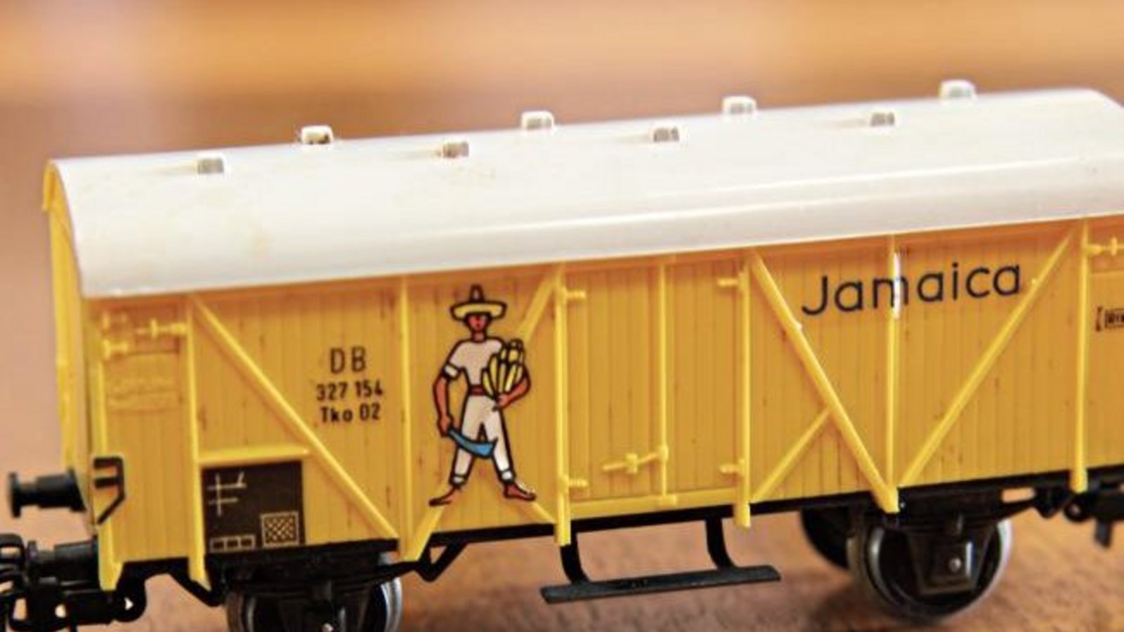 Etwa ein Omen für die Koalitionsverhandlungen? Der Märklin-Güterwaggon mit der Aufschrift „Jamaica“, der unserem Leser Thomas Berberich gehört, ist wohl gelb und schwarz. Doch wo ist das Grün?  Foto: Banholzer