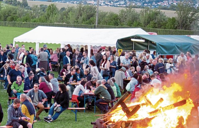 Je später der Abend, desto wärmender war das große Lagerfeuer auf dem Nussdorfer Festivalgelände. Fotos: Friedrich
