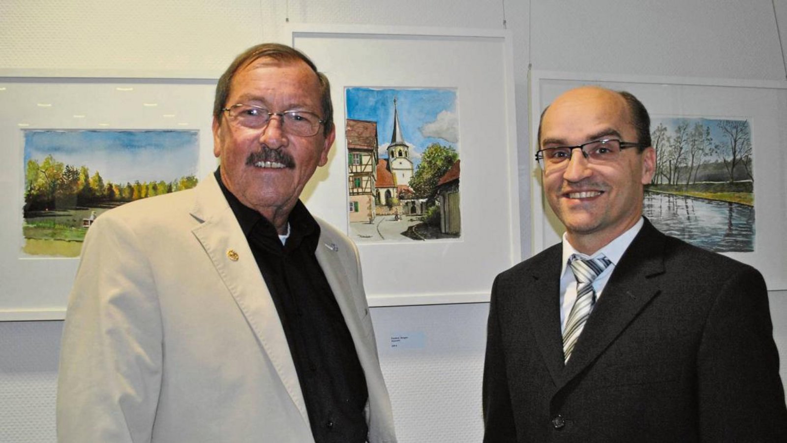 Hans Joachim Kaiser (links) und Bürgermeister Harald Eiberger vor den Bildern im Illinger Rathaus. Foto: Stahlfeld Hans Joachim Kaiser (links) und Bürgermeister Harald Eiberger vor den Bildern im Illinger Rathaus. Foto: Stahlfeld