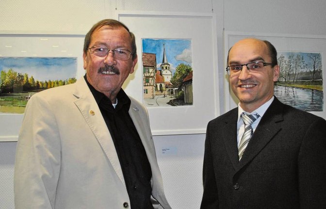 Hans Joachim Kaiser (links) und Bürgermeister Harald Eiberger vor den Bildern im Illinger Rathaus. Foto: Stahlfeld