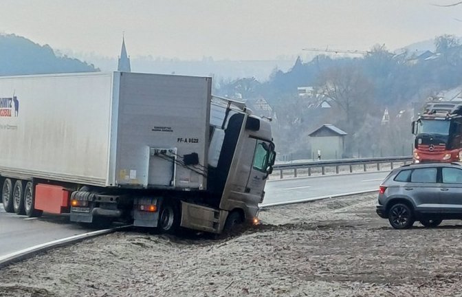Der Sattelzug rutscht am Mittwochmorgen auf der eisglatten Fahrbahn zwischen Eberdingen und Riet von der Straße. Foto: Rücker