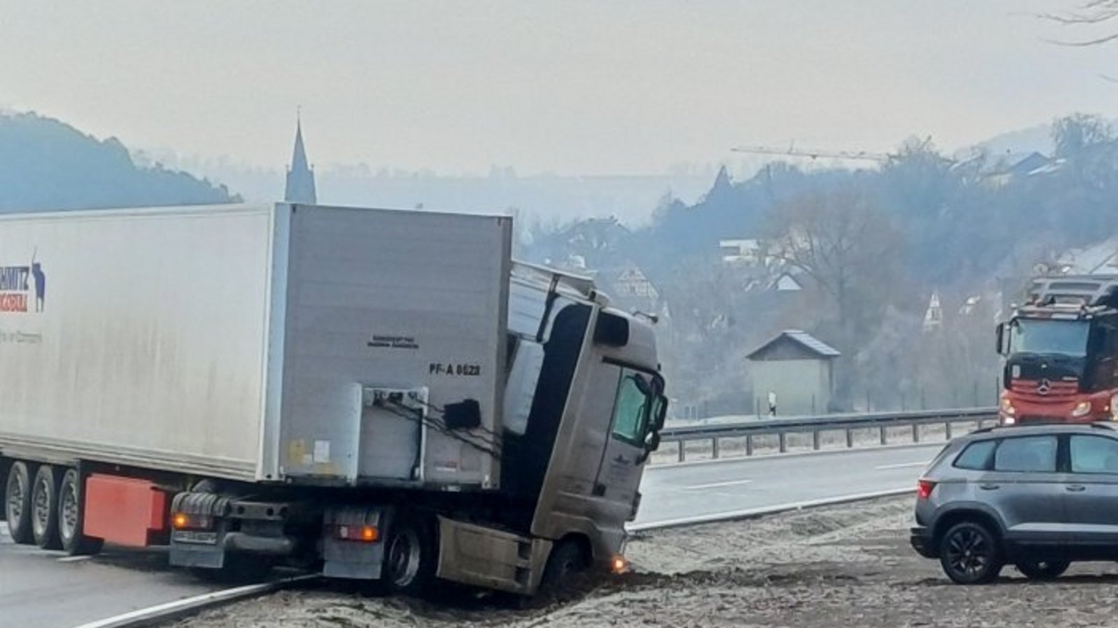 Der Sattelzug rutscht am Mittwochmorgen auf der eisglatten Fahrbahn zwischen Eberdingen und Riet von der Straße. Foto: Rücker