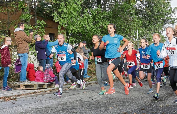 Massenstart zum Schülerinnenlauf unter genauester Beobachtung der Eltern und Geschwister – beim 22. Volkslauf der SFG Serres herrschte gestern Hochbetrieb. Fotos: Küppers