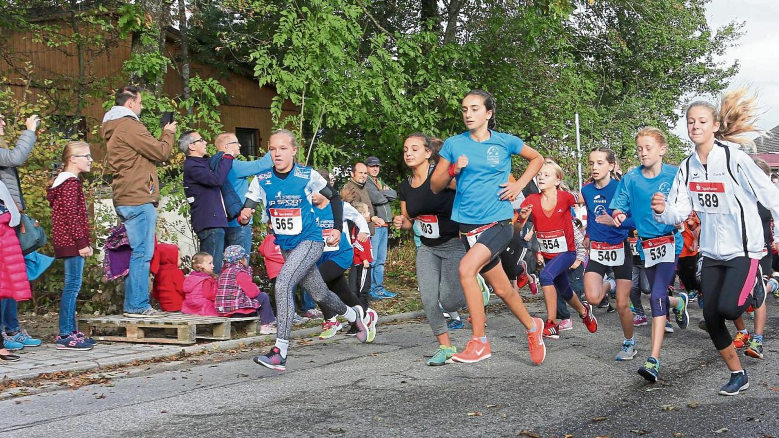 Massenstart zum Schülerinnenlauf unter genauester Beobachtung der Eltern und Geschwister – beim 22. Volkslauf der SFG Serres herrschte gestern Hochbetrieb. Fotos: Küppers Massenstart zum Schülerinnenlauf unter genauester Beobachtung der Eltern und Geschwister – beim 22. Volkslauf der SFG Serres herrschte gestern Hochbetrieb. Fotos: Küppers