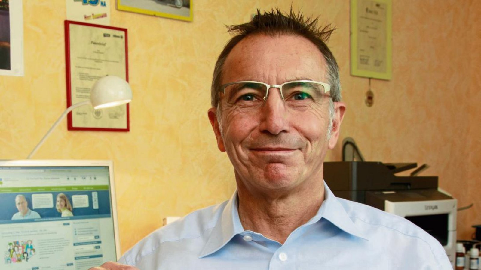 Abstimmen ist ganz einfach: Der ehrenamtliche Versichertenberater Wolfgang Baumann mit den Unterlagen zur Sozialwahl. Foto: Oangerl Abstimmen ist ganz einfach: Der ehrenamtliche Versichertenberater Wolfgang Baumann mit den Unterlagen zur Sozialwahl. Foto: Oangerl