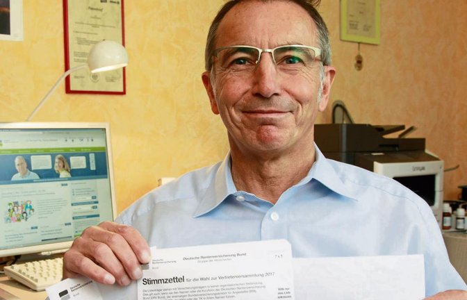 Abstimmen ist ganz einfach: Der ehrenamtliche Versichertenberater Wolfgang Baumann mit den Unterlagen zur Sozialwahl. Foto: Oangerl
