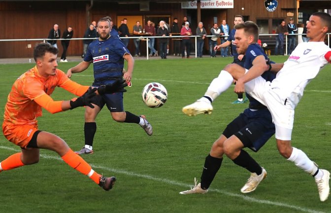 Flachts Torwart David Feddersen (li.) hielt seine Mannschaft lange mit starken Paraden im Spiel, am Ende bezwang ihn nur Renningens Kapitän Julius Böhler (re.) in der Nachspielzeit vom Punkt.<span class='image-autor'>Andreas Gorr</span>