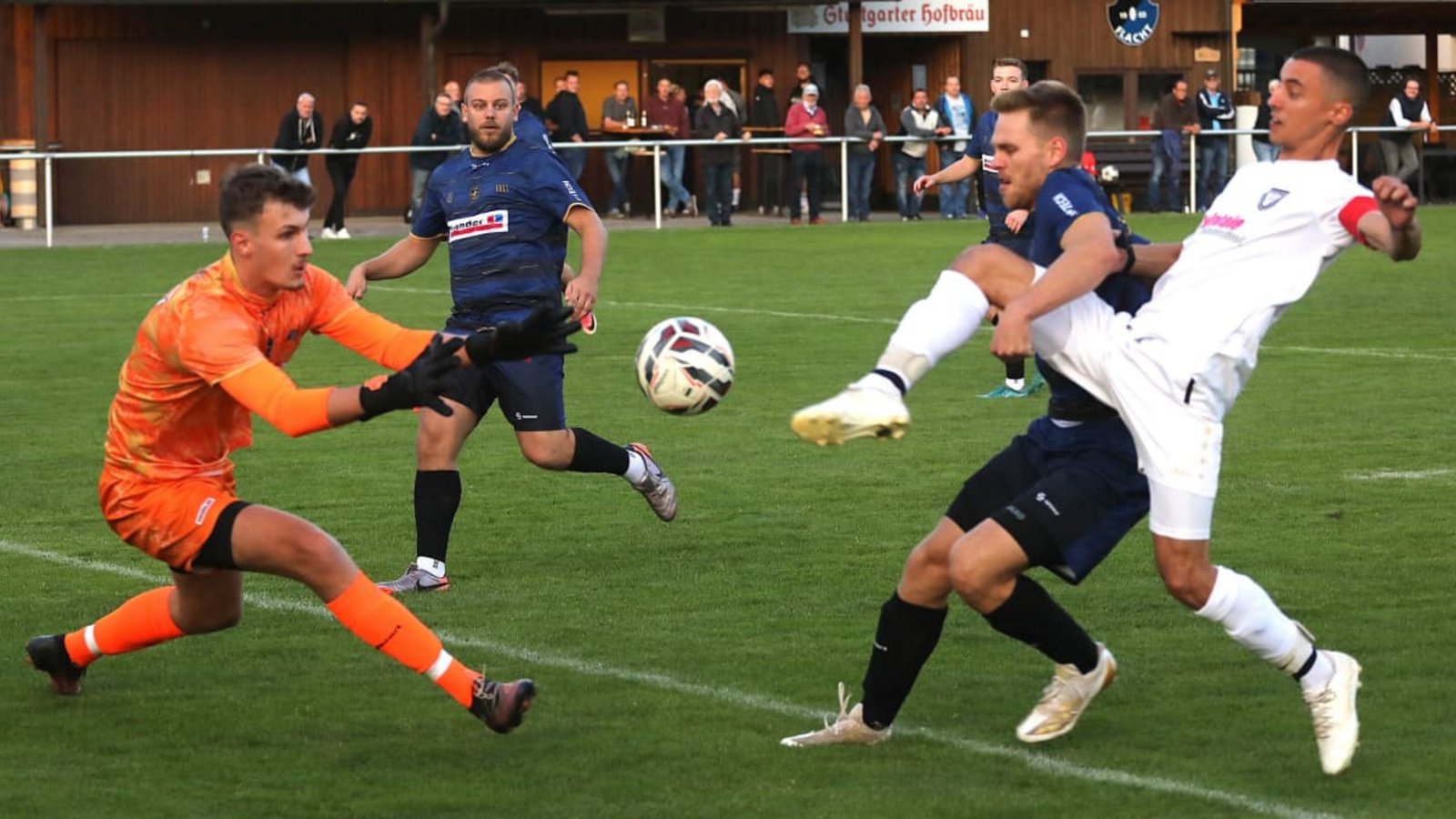 Flachts Torwart David Feddersen (li.) hielt seine Mannschaft lange mit starken Paraden im Spiel, am Ende bezwang ihn nur Renningens Kapitän Julius Böhler (re.) in der Nachspielzeit vom Punkt.Andreas Gorr Flachts Torwart David Feddersen (li.) hielt seine Mannschaft lange mit starken Paraden im Spiel, am Ende bezwang ihn nur Renningens Kapitän Julius Böhler (re.) in der Nachspielzeit vom Punkt.Andreas Gorr