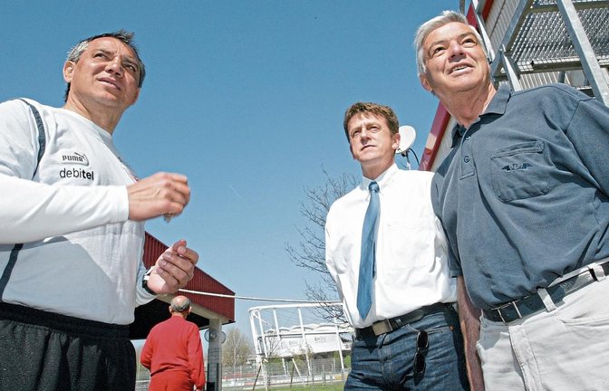 Als Experte des Fußball-Bundesligisten VfB Stuttgart ist Klaus Schlütter (rechts) immer auf Tuchfühlung zu den Verantwortlichen wie hier Trainer Felix Magath (links).  Foto: Baumann