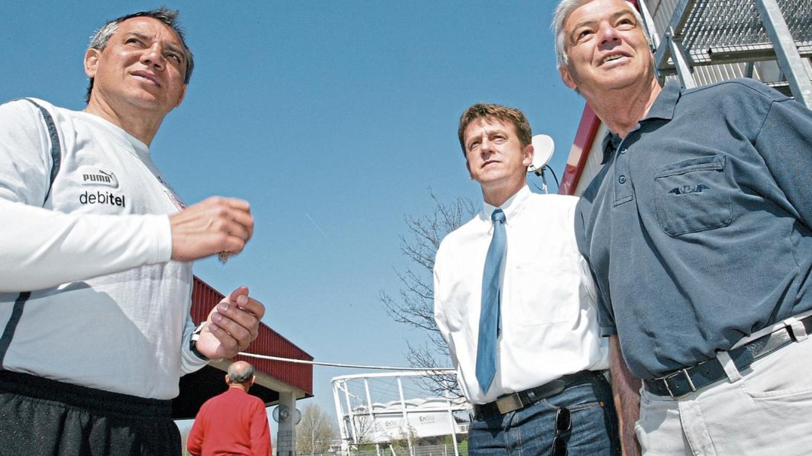 Als Experte des Fußball-Bundesligisten VfB Stuttgart ist Klaus Schlütter (rechts) immer auf Tuchfühlung zu den Verantwortlichen wie hier Trainer Felix Magath (links).  Foto: Baumann