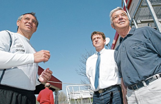 Als Experte des Fußball-Bundesligisten VfB Stuttgart ist Klaus Schlütter (rechts) immer auf Tuchfühlung zu den Verantwortlichen wie hier Trainer Felix Magath (links).  Foto: Baumann