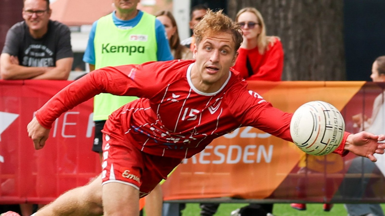 Alles gegeben und dennoch vergeblich gestreckt. Tobias Maurer verpasst mit dem TV Vaihingen den Finaleinzug. Foto: Spille/Deutsche Faustball Liga
