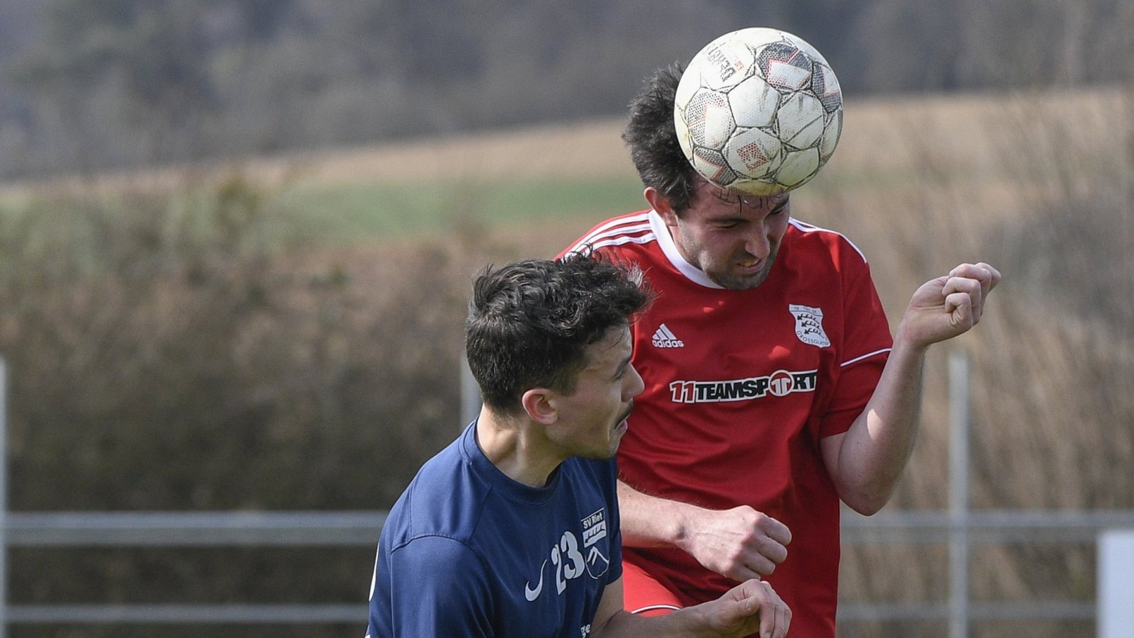 Adrian Sieber köpft in Großglattbach den Ball vor Riets Armin Gösch weg. Foto: Leitner Adrian Sieber köpft in Großglattbach den Ball vor Riets Armin Gösch weg. Foto: Leitner