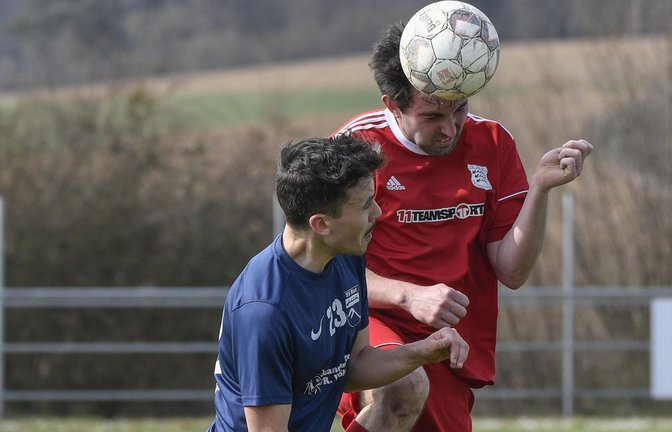 Adrian Sieber köpft in Großglattbach den Ball vor Riets Armin Gösch weg. <span class='image-autor'>Foto: Leitner</span>