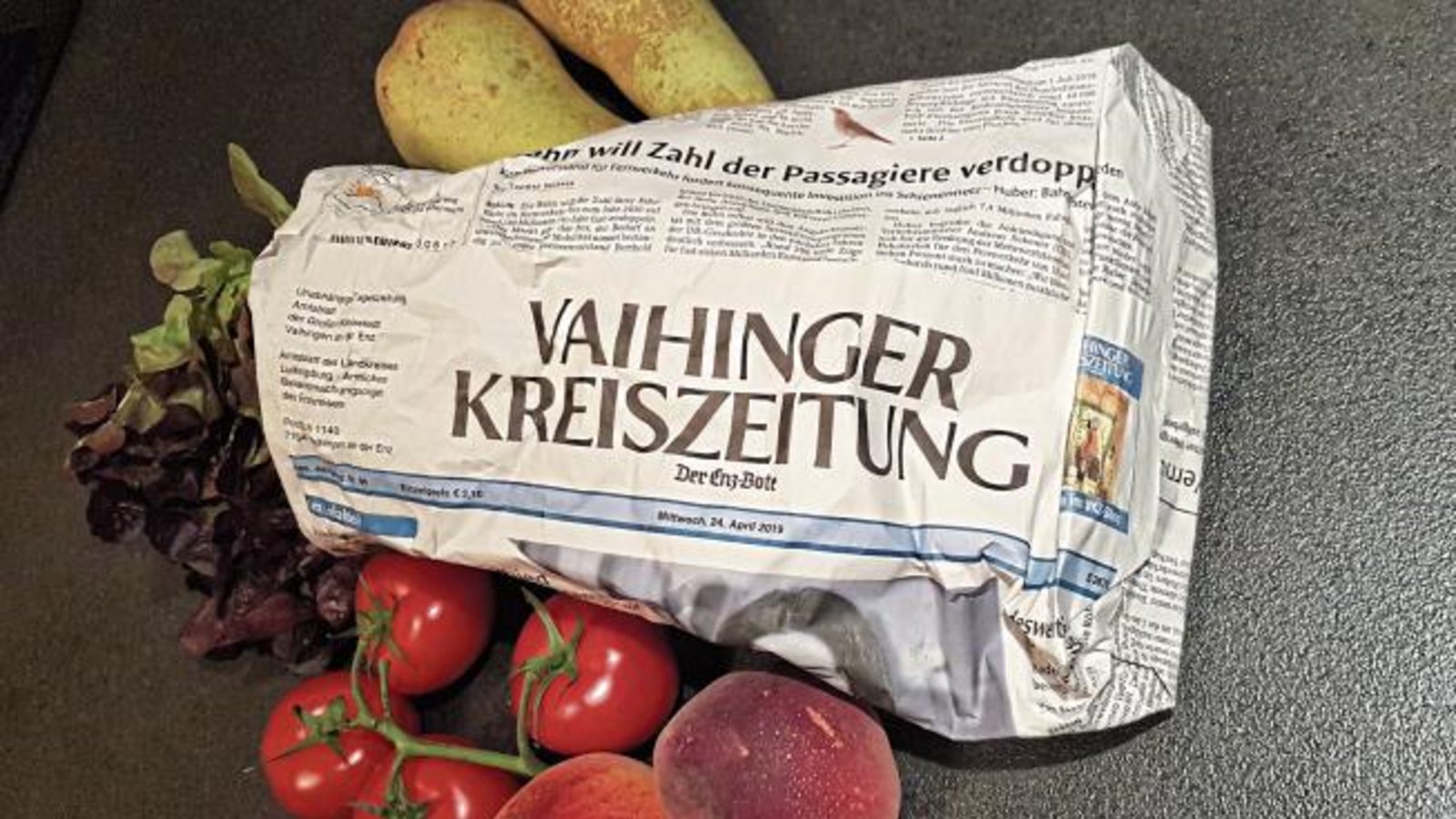 Im Obst- und Gemüseladen Nano in Enzweihingen bekommt man statt Plastiktüten selbst geklebte Papiertüten, schreibt Silke Kretzschmar zu ihrem Foto. Die Zeitungsmacher freut’s, wenn die „ausgelesene“ VKZ mit jungem Gemüse der Plastikvermeidung dient. Könnte fast als zeit(ungs)genössische Kunst durchgehen. Im Obst- und Gemüseladen Nano in Enzweihingen bekommt man statt Plastiktüten selbst geklebte Papiertüten, schreibt Silke Kretzschmar zu ihrem Foto. Die Zeitungsmacher freut’s, wenn die „ausgelesene“ VKZ mit jungem Gemüse der Plastikvermeidung dient. Könnte fast als zeit(ungs)genössische Kunst durchgehen.