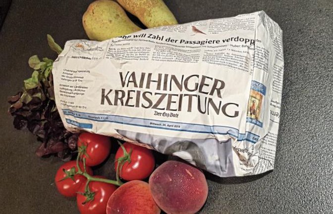 Im Obst- und Gemüseladen Nano in Enzweihingen bekommt man statt Plastiktüten selbst geklebte Papiertüten, schreibt Silke Kretzschmar zu ihrem Foto. Die Zeitungsmacher freut’s, wenn die „ausgelesene“ VKZ mit jungem Gemüse der Plastikvermeidung dient. Könnte fast als zeit(ungs)genössische Kunst durchgehen.