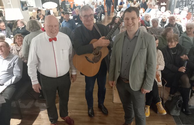Mutmachende Botschaften hat Liedermacher Christoph Zehendner (Mitte) auf Einladung von Martin Schmid (links) und vom Vorsitzenden des CVJM Hohenhaslach, Matthias Ulmer, nach Sachsenheim mitgebracht.  <span class='image-autor'>Foto: Glemser</span>