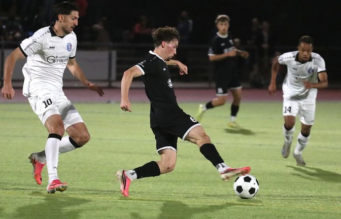 Die SKV Rutesheim kämpft gegen ihre Abschlussschwäche: Marcel Held (Mi.) im Spiel gegen Calcio Leinfelden-Echterdingen<span class='image-autor'>Andreas Gorr</span>