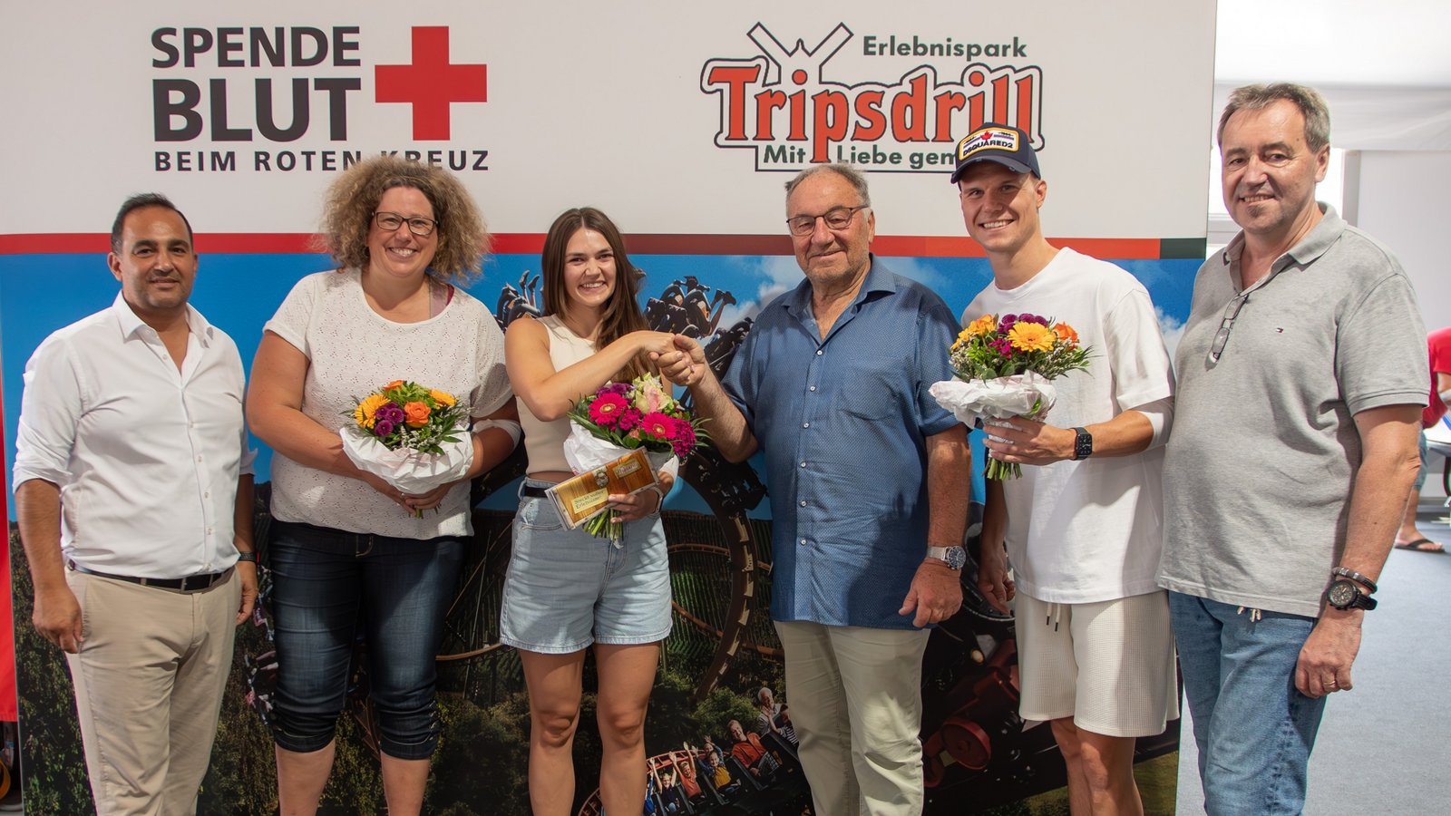 Die Organisatoren danken der 70 000. Spenderin Clarissa Mayer (Mitte) zusammen mit Spenderin Nummer 69 999 Vera Haug-Dörzbach (Zweite von links) und Spender Nummer 70 001 Lukas Böhm (Zweiter von rechts). Foto: p Die Organisatoren danken der 70 000. Spenderin Clarissa Mayer (Mitte) zusammen mit Spenderin Nummer 69 999 Vera Haug-Dörzbach (Zweite von links) und Spender Nummer 70 001 Lukas Böhm (Zweiter von rechts). Foto: p