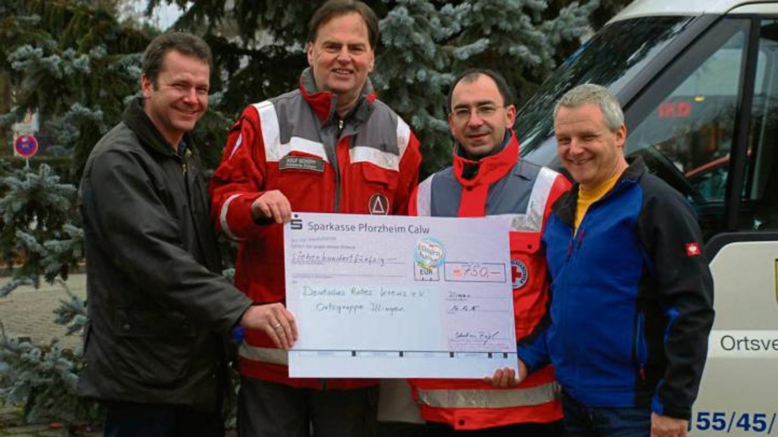Symbolische Spendenübergabe: Sebastian Zaiß (Vorsitzender BdS), Rolf Schopf und Thomas Ahndor (beide DRK Illingen) sowie Helmut Burger vom Gewerbeverein. Foto: Krauth Symbolische Spendenübergabe: Sebastian Zaiß (Vorsitzender BdS), Rolf Schopf und Thomas Ahndor (beide DRK Illingen) sowie Helmut Burger vom Gewerbeverein. Foto: Krauth