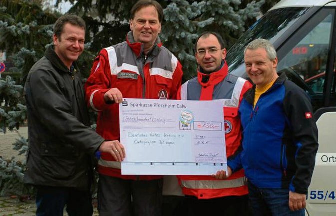Symbolische Spendenübergabe: Sebastian Zaiß (Vorsitzender BdS), Rolf Schopf und Thomas Ahndor (beide DRK Illingen) sowie Helmut Burger vom Gewerbeverein.  Foto: Krauth