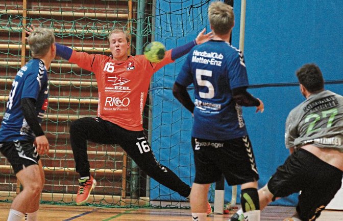 Torwart Marc Hille (Zweiter von links) präsentierte sich beim Saison-Opening gegen Landesligist TSF Ditzingen als starker Rückhalt. Foto: Nachreiner