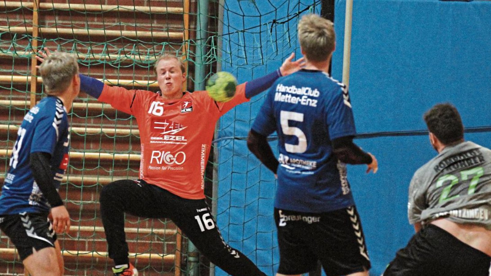 Torwart Marc Hille (Zweiter von links) präsentierte sich beim Saison-Opening gegen Landesligist TSF Ditzingen als starker Rückhalt. Foto: Nachreiner Torwart Marc Hille (Zweiter von links) präsentierte sich beim Saison-Opening gegen Landesligist TSF Ditzingen als starker Rückhalt. Foto: Nachreiner