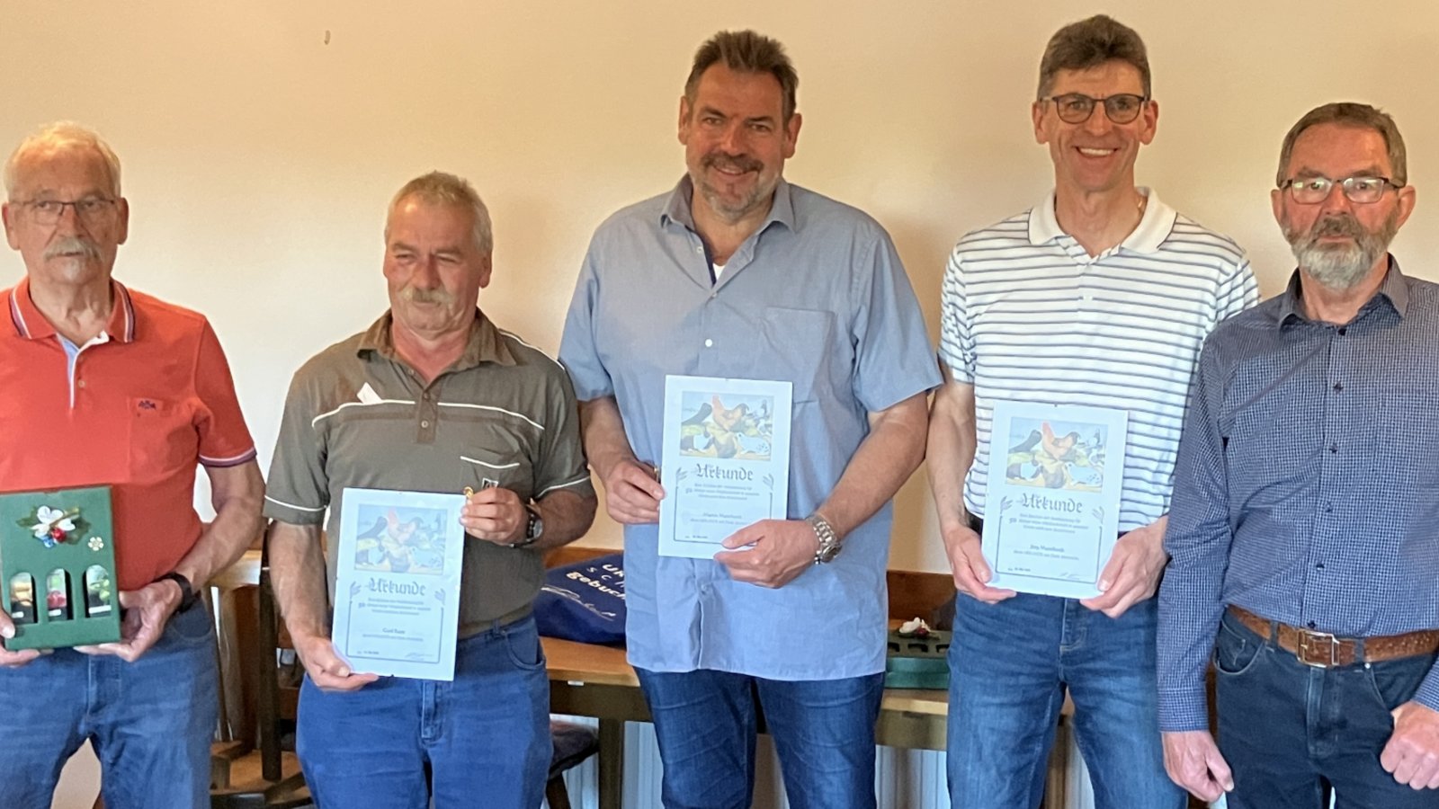Ehrende und Geehrte (von links): Vorsitzender Hans-Jürgen Zimmermann, die verdienten Mitglieder Gerd Rapp, Martin Mannhardt, und Jörg Mannhardt sowei Kassier Karl-Heinz Arnold. Foto: p Ehrende und Geehrte (von links): Vorsitzender Hans-Jürgen Zimmermann, die verdienten Mitglieder Gerd Rapp, Martin Mannhardt, und Jörg Mannhardt sowei Kassier Karl-Heinz Arnold. Foto: p