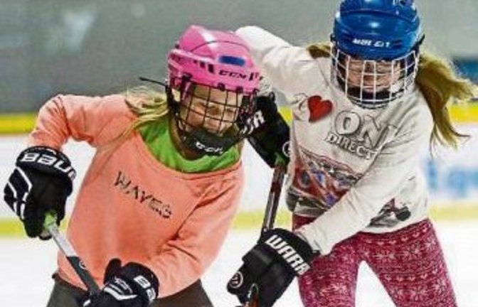 Früh übt sich: Mädchen am Puck Foto: Baumann
