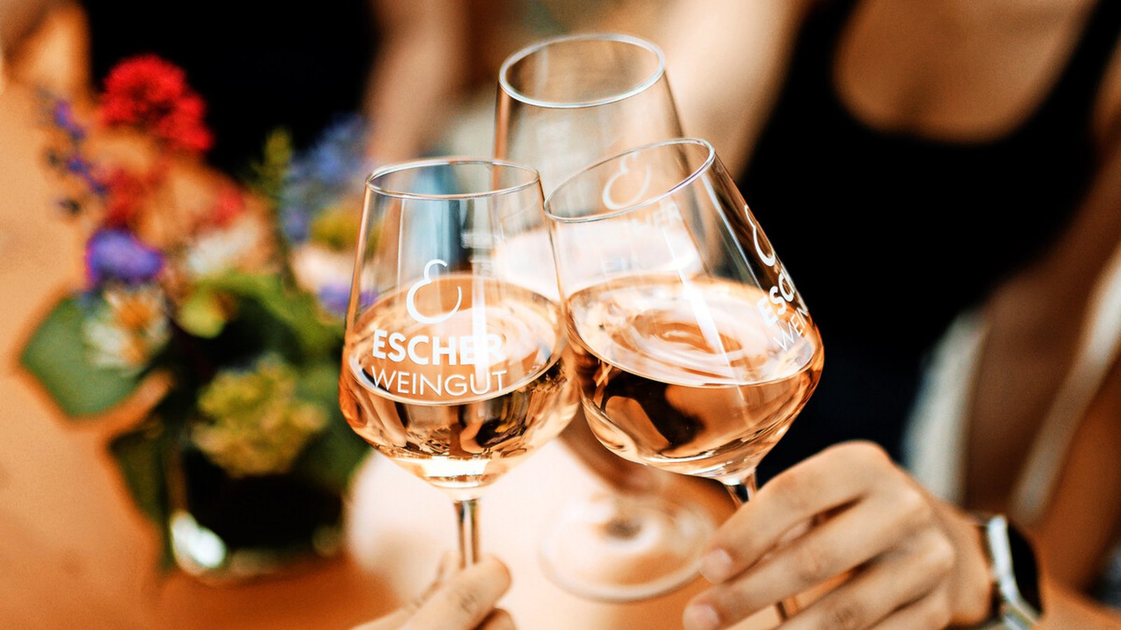 Die Eschers haben das Weindorf bislang nur mit Wein beliefert, nun schenken sie ihre Tropfen auch selbst aus.Foto: Weingut Escher Die Eschers haben das Weindorf bislang nur mit Wein beliefert, nun schenken sie ihre Tropfen auch selbst aus.Foto: Weingut Escher