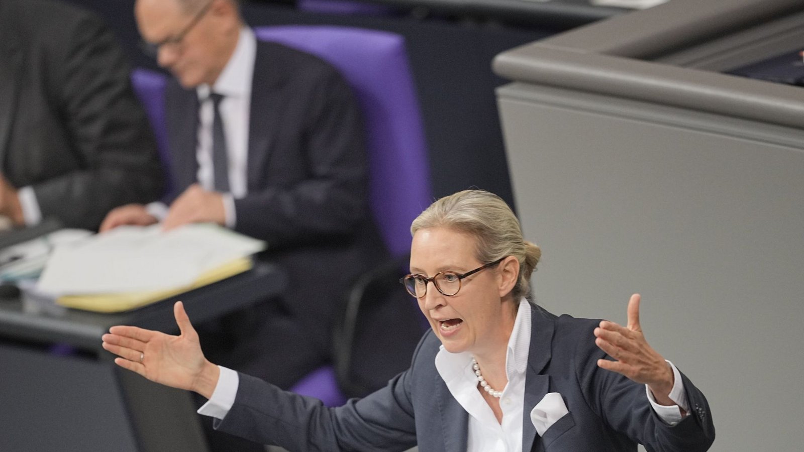 AfD-Chefin Weidel im Bundestag: Mit den Stimmen der AfD könnte Kanzler Scholz (Hintergrund) die Vertrauensfrage bestehen.Foto: dpa/Michael Kappeler