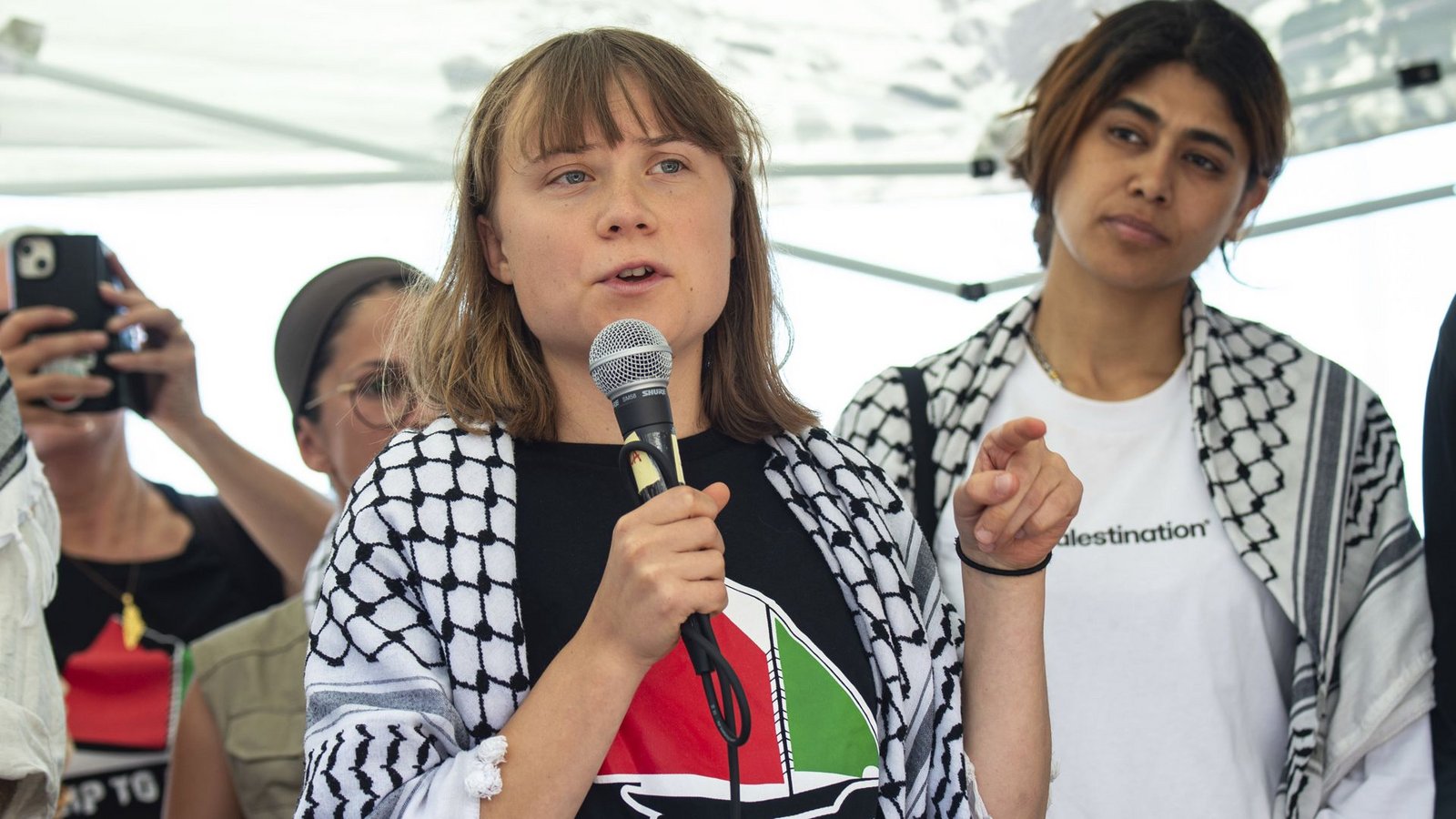 Die schwedische Aktivistin Gretha Thunberg ist seit einigen Tagen mit einem Schiff unterwegs nach Gaza.Foto: Salvatore Cavalli/AP/dpa/Salvatore Cavalli Die schwedische Aktivistin Gretha Thunberg ist seit einigen Tagen mit einem Schiff unterwegs nach Gaza.Foto: Salvatore Cavalli/AP/dpa/Salvatore Cavalli