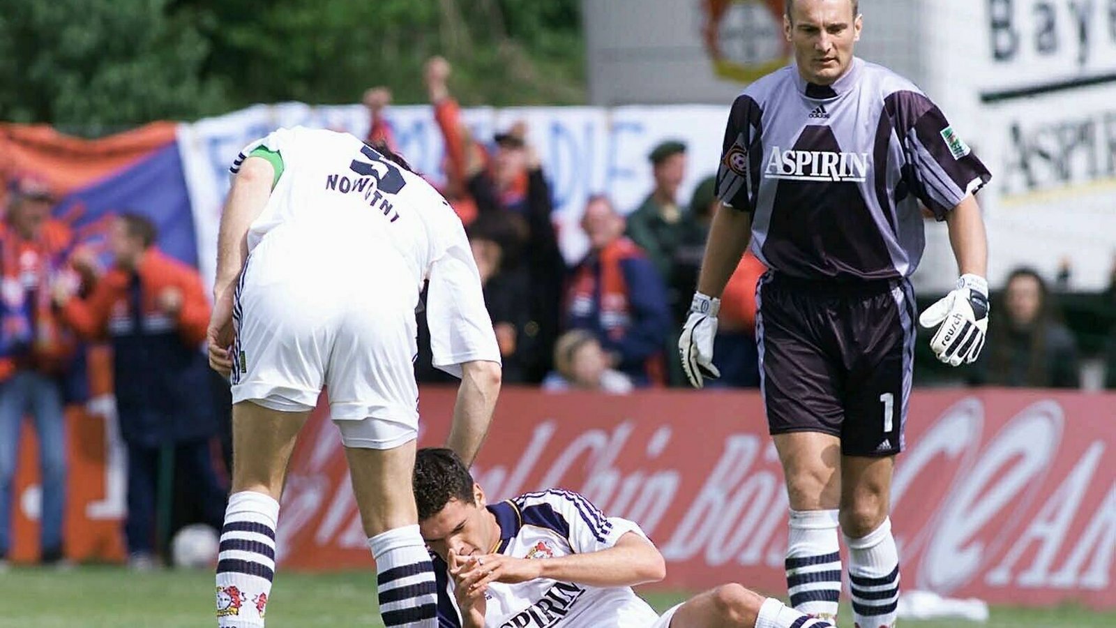Saison 1999/2000: Es sollte die erste Meisterschaft für Bayer Leverkusen werden – und wurde zur Geburtsstunde von Vizekusen. Bayer ging mit einem Polster von drei Punkte vor dem FC Bayern in den 34. Spieltag. Da gastierte man bei Aufsteiger Unterhaching, für die es auf Platz zehn liegend um nichts mehr ging. Doch die Nerven hielten nicht. Michael Ballack unterlief in der 20. Minute ein Eigentor zum 0:1. Der Anfang vom Ende. Leverkusen verlor mit 0:2, Bayern siegte derweil mit 3:1 gegen Werder Bremen und krönte sich zum Meister.Foto: imago sportfotodienst/imago sportfotodienst