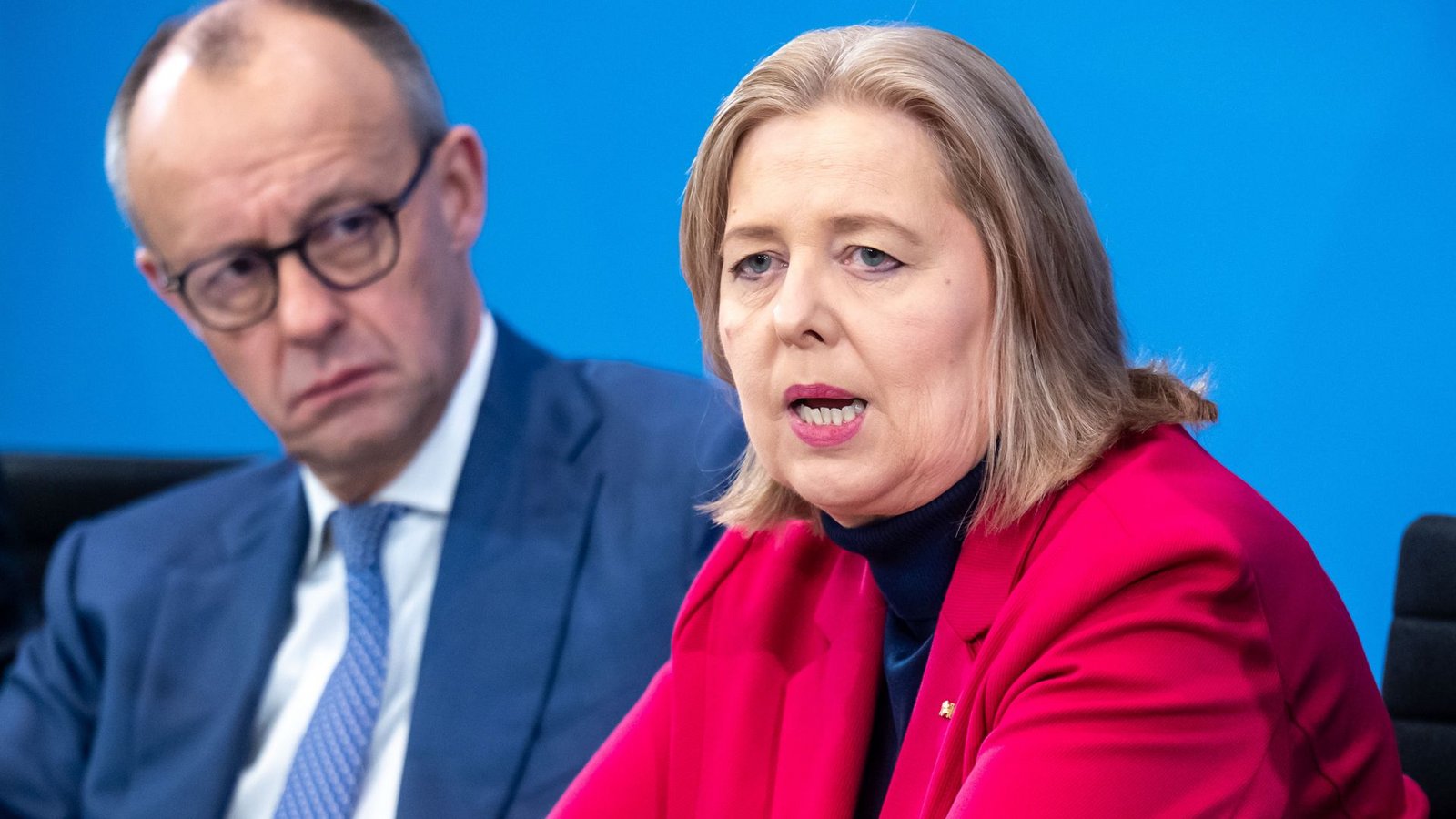 Kanzler Friedrich Merz (links) und Arbeitsministerin Bärbel Bas wollen am Dienstagmorgen den Bericht der Rentenkommission entgegennehmen.Foto: Michael Kappeler/dpa Kanzler Friedrich Merz (links) und Arbeitsministerin Bärbel Bas wollen am Dienstagmorgen den Bericht der Rentenkommission entgegennehmen.Foto: Michael Kappeler/dpa