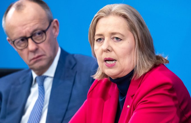 Kanzler Friedrich Merz (links) und Arbeitsministerin Bärbel Bas wollen am Dienstagmorgen den Bericht der Rentenkommission entgegennehmen.<span class='image-autor'>Foto: Michael Kappeler/dpa</span>