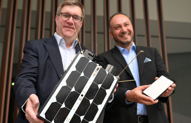 Demonstrativ gute Laune von O2-Manager Jörg Kablitz und OQ-Chef Omar Qaise, die bei der Vorstellung ihres Vorhabens ein Modell eines Satelliten dabeihatten.<span class='image-autor'>Foto: Wolf von Dewitz/dpa</span>