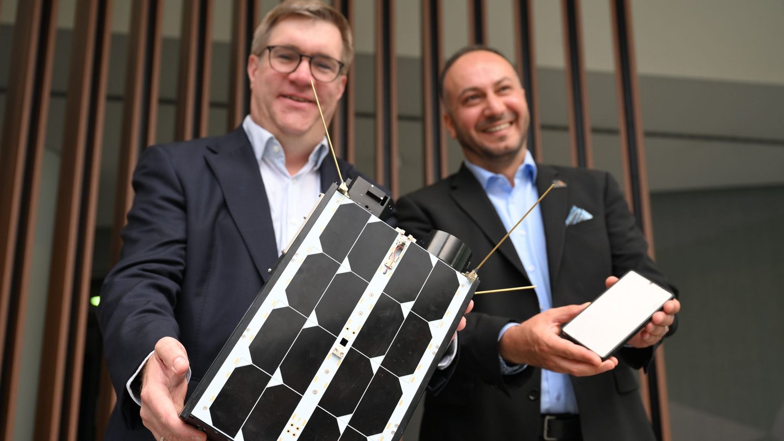 Demonstrativ gute Laune von O2-Manager Jörg Kablitz und OQ-Chef Omar Qaise, die bei der Vorstellung ihres Vorhabens ein Modell eines Satelliten dabeihatten.Foto: Wolf von Dewitz/dpa Demonstrativ gute Laune von O2-Manager Jörg Kablitz und OQ-Chef Omar Qaise, die bei der Vorstellung ihres Vorhabens ein Modell eines Satelliten dabeihatten.Foto: Wolf von Dewitz/dpa
