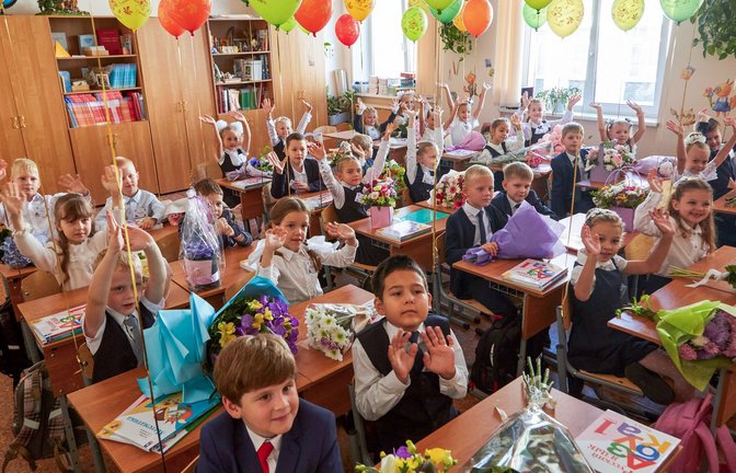 Erstklässler in einer Moskauer Schule am „Tag des Wissens“, ihrem ersten Schultag.<span class='image-autor'>Foto: Dmitry Belitsky/dpa</span>