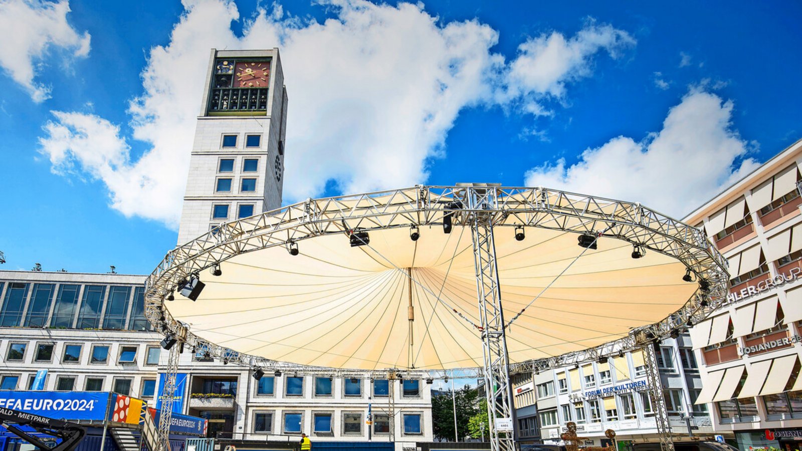 Wie ein Ufo auf dem MarktplatzFoto: Wie ein Ufo auf dem MarktplatzFoto: 