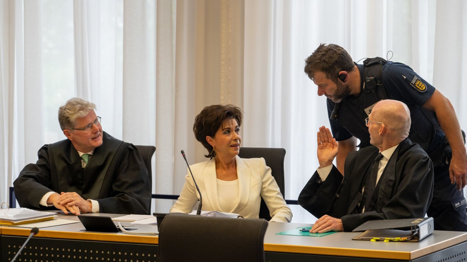 Ehefrau Anita Müller mit ihren Anwälten.Foto: dpa/Stefan Puchner Ehefrau Anita Müller mit ihren Anwälten.Foto: dpa/Stefan Puchner