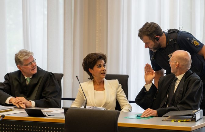 Ehefrau Anita Müller mit ihren Anwälten.<span class='image-autor'>Foto: dpa/Stefan Puchner</span>